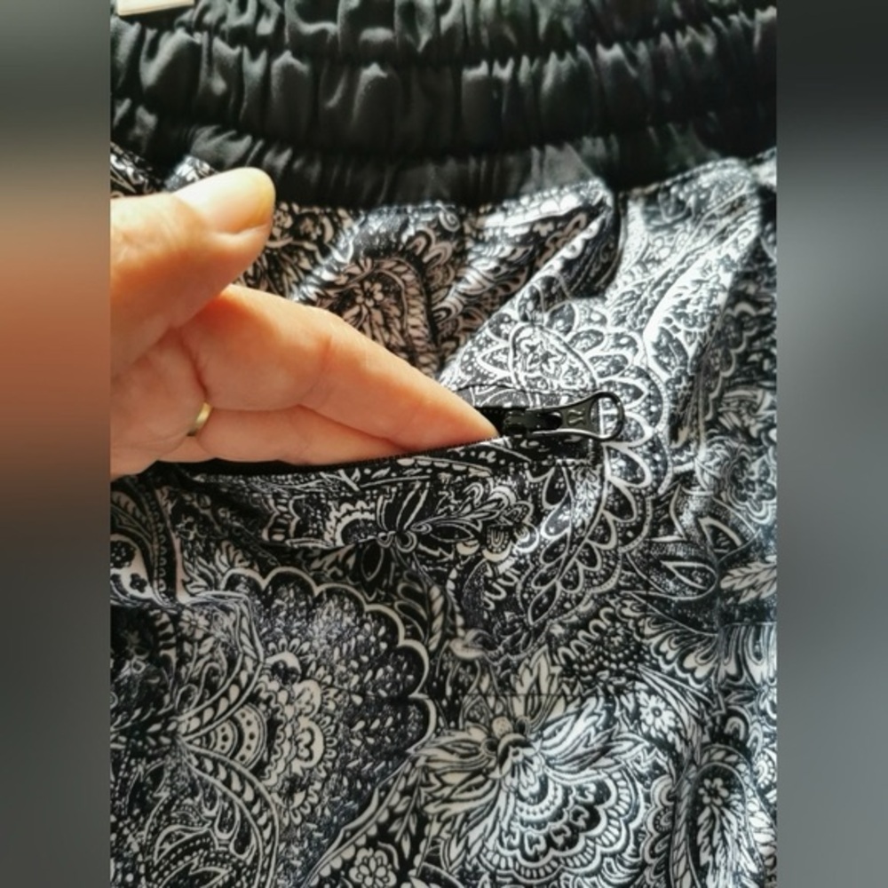 Lululemon Hotty Hot Short (Long)Mini Antique Paisley White Black / Black size 8 - Picture 8 of 10